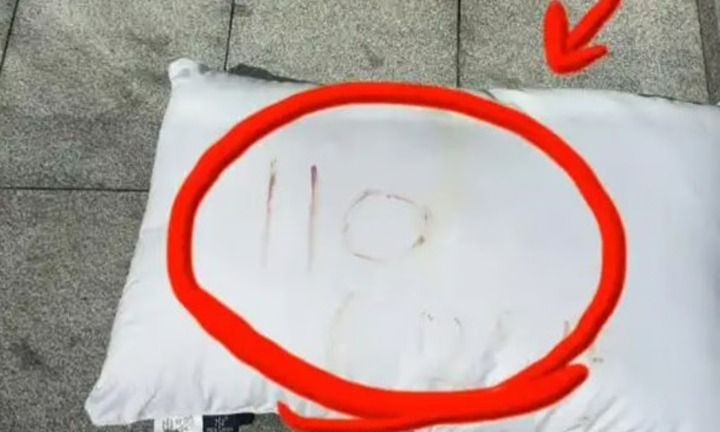 Phát hiện chiếc gối dính máu với những