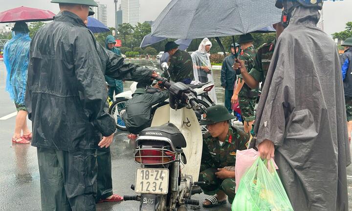 Hà Nội: Bộ đội Pháo binh – Tên lửa hỗ trợ “giải cứu” gần 100 xe máy chết máy do ngập nước