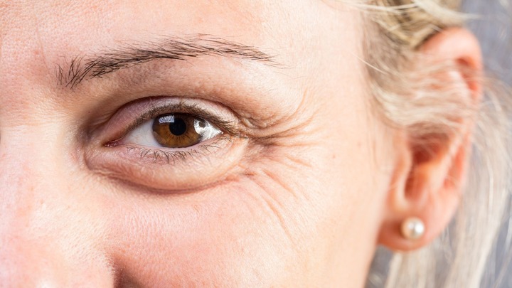 Bà nội U60 lấy tiền học phí của cháu để xóa nếp nhăn hy vọng giữ chồng và 