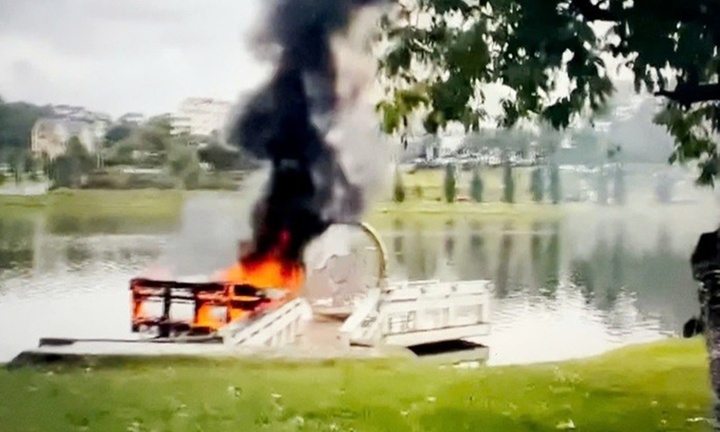 Clip: Cầu Chữ Y trên hồ Xuân Hương bốc cháy, nghi do người dân đốt vàng mã