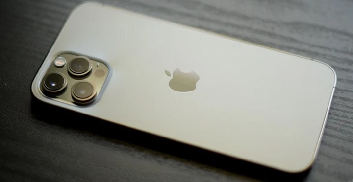 Điện thoại đặt xuống bàn nên úp hay ngửa?