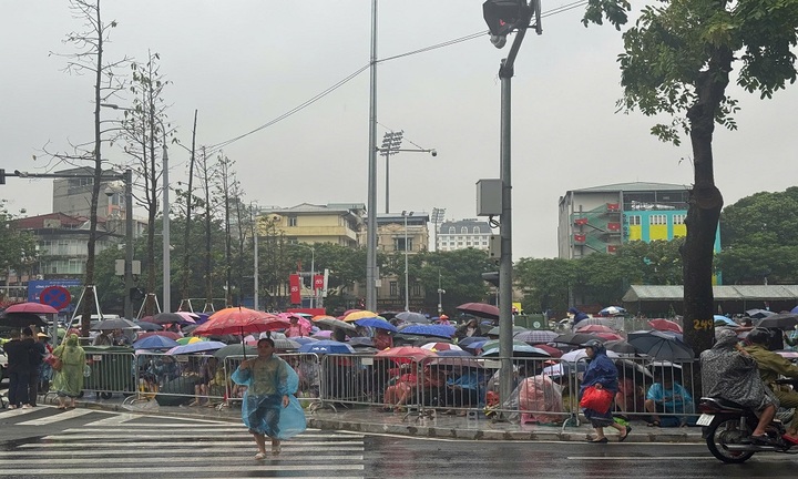 Hà Nội: Người dân đội mưa, chờ từ đêm để xem sơ duyệt diễu binh, diễu hành A80