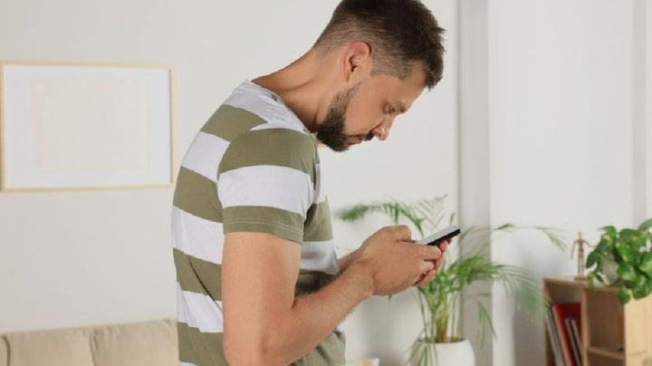 Nam sinh 19 tuổi suýt liệt nửa người vì thói quen cúi đầu dùng điện thoại