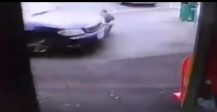 Người đàn ông bị bạn gái lái ô tô đâm sau khi đòi chia tay