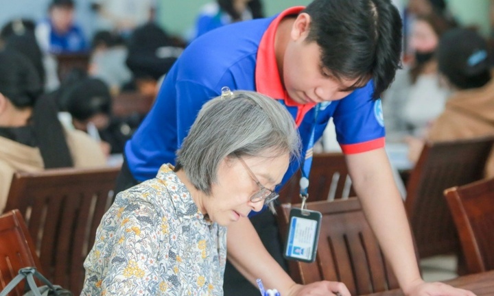 Người phụ nữ 61 tuổi ở TP.HCM khiến dân tình nể phục khi trở thành tân sinh viên ngành Ngôn ngữ Trung