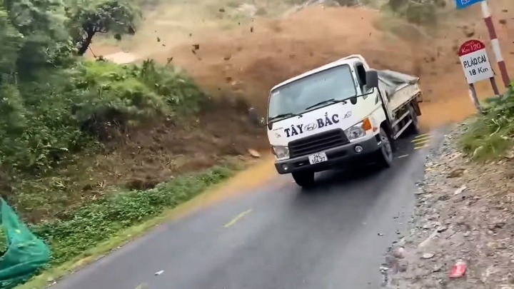 Kinh hãi giây phút hàng trăm khối đất đá đổ ập xuống ngay khi ô tô vừa đi qua ở Lào Cai