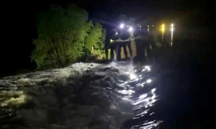 Thanh Hóa xuyên đêm xử lý sự cố vỡ đoạn kênh tiêu thoát lũ ở xã Tống Sơn