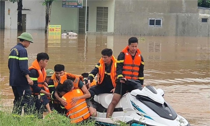 Clip: Cảnh sát dùng mô tô nước, cứu người đàn ông chới với giữa dòng nước lũ chảy xiết ở Thanh Hóa