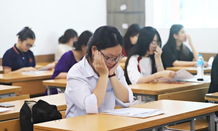 Điểm chuẩn đại học 2025 “đảo chiều” so với dự đoán: Nhiều ngành hot tăng bất ngờ, chuyên gia lý giải nguyên nhân