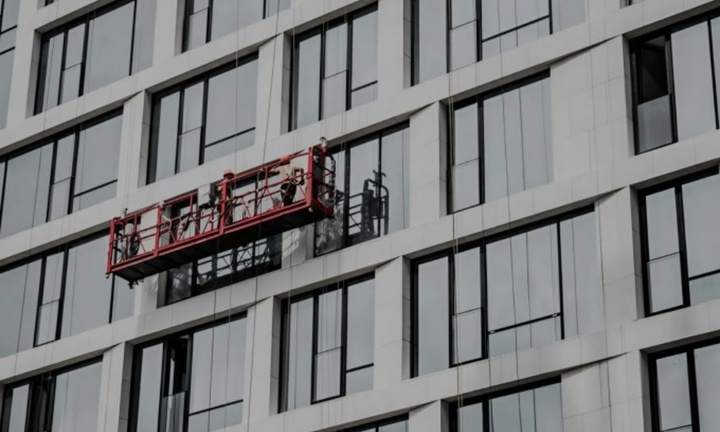 Người phụ nữ trầm cảm vì bị nhân viên lau kính nhìn thấy khi đang ngủ trong tư thế 