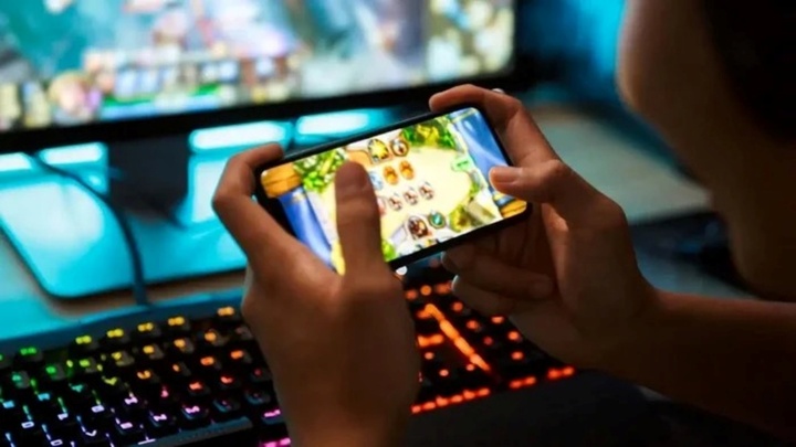 Bực bội vì tốc độ mạng chậm khi chơi game, bé trai 14 tuổi bị co thắt cơ, tê liệt tay chân