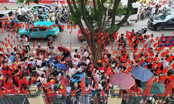 Hà Nội: Biển người đổ về Quảng trường Ba Đình trước buổi tổng duyệt diễu binh, diễu hành 2/9