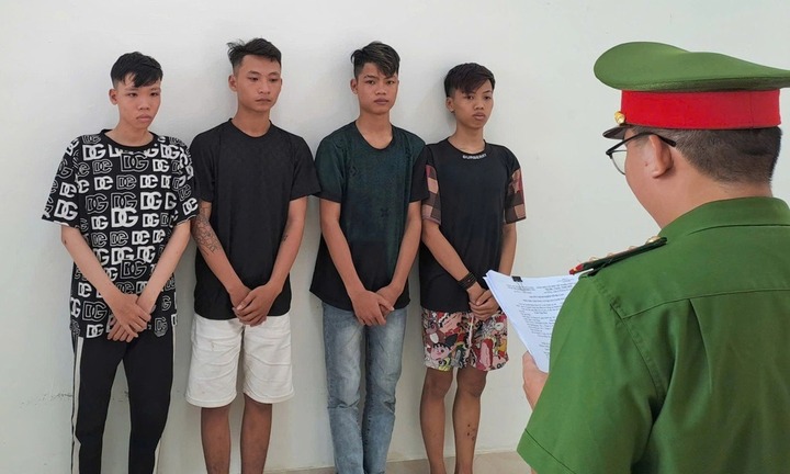 Mang theo hung khí tìm người đi đường để đánh, 4 đối tượng bị khởi tố