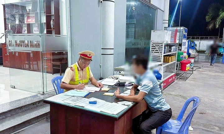 CSGT phát hiện ô tô khách 24 chỗ nhồi nhét 46 người ở Đồng Nai