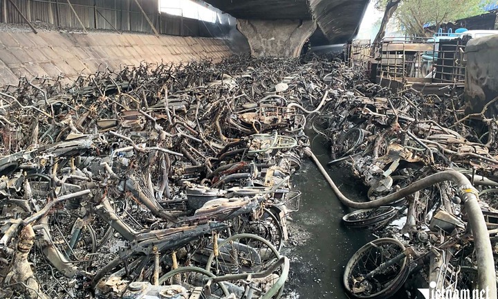 Hà Nội: Cháy lớn tại bãi gửi xe ở khu vực đê Nguyễn Khoái, hàng trăm phương tiện chỉ còn trơ khung