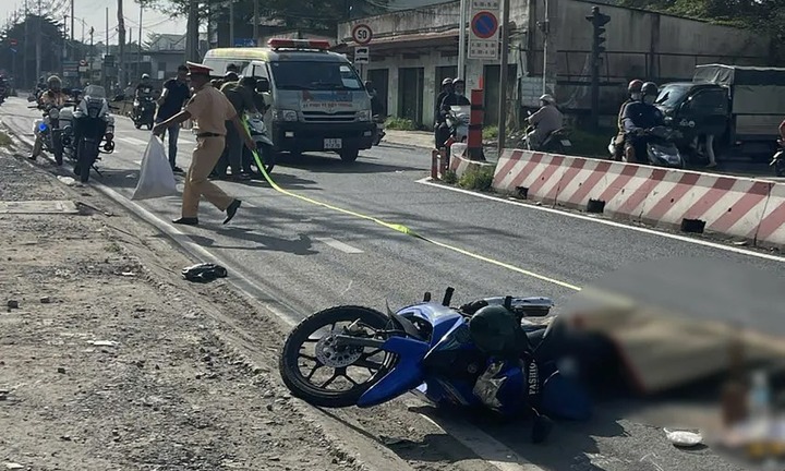 Hiện trường vụ người đàn ông đi xe máy ngã xuống đường, bị xe tải cán tử vong