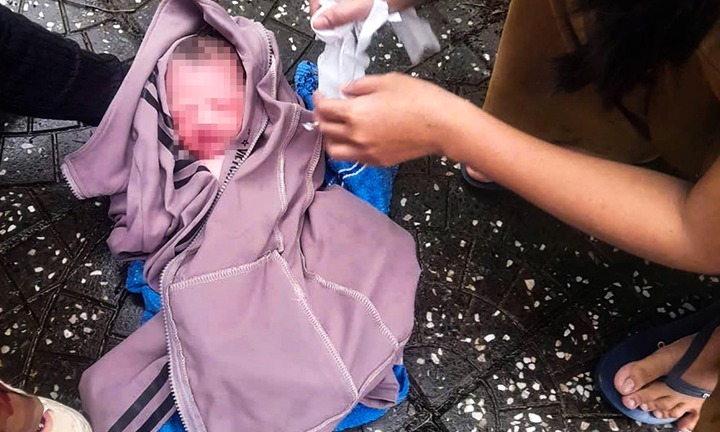 Phát hiện bé trai sơ sinh bị bỏ bên đường ở An Giang, công an đang tìm thân nhân