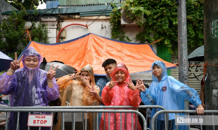 Hàng nghìn người cắm trại, đội mưa giữ chỗ xem diễu binh, diễu hành A80