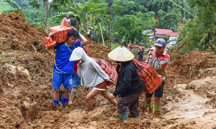 Tin tức thời sự hôm nay (2/9): Cán bộ xã vượt vùng sạt lở đi trao quà Quốc khánh