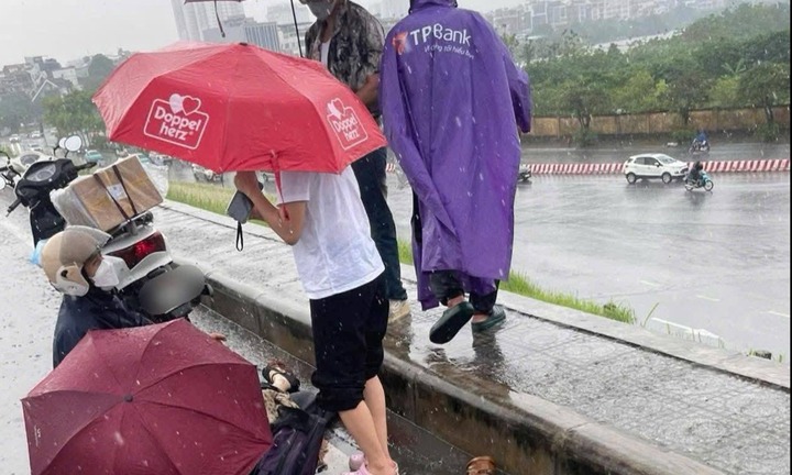 Một phụ nữ đi xe máy bất ngờ ngã gục, tử vong giữa đường, nghi do bị sét đánh 