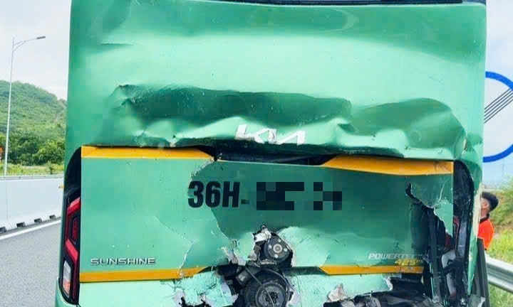 Tin tức tai nạn giao thông mới nhất ngày 2/9: Xe tải tông đuôi xe khách trên cao tốc