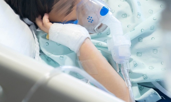 Xót xa bé trai 13 tuổi mắc 8 bệnh nan y ở Trung Quốc xin mẹ cho dừng điều trị