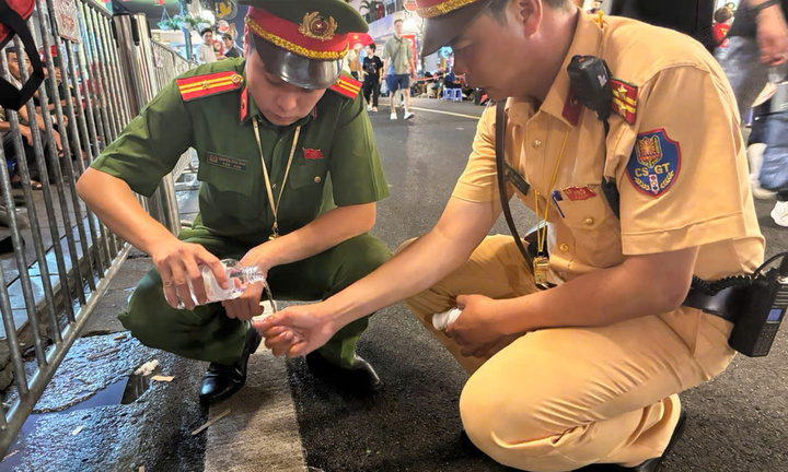 CSGT Hà Nội nhanh chóng  giúp đỡ người phụ nữ co giật có nguy cơ cắn lưỡi