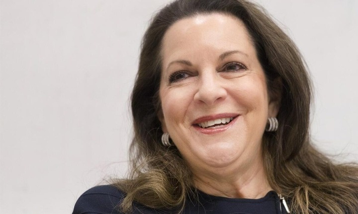 Không được thăng chức, người phụ nữ mua lại công ty và