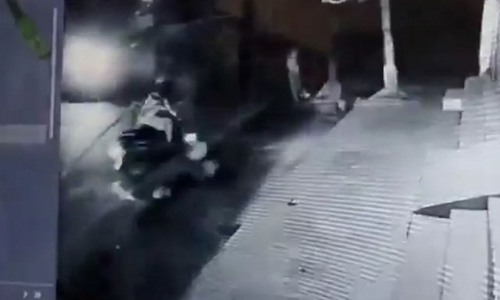 Clip: Bất ngờ bị cột điện đè trúng, người đàn ông đi xe máy tử vong thương tâm