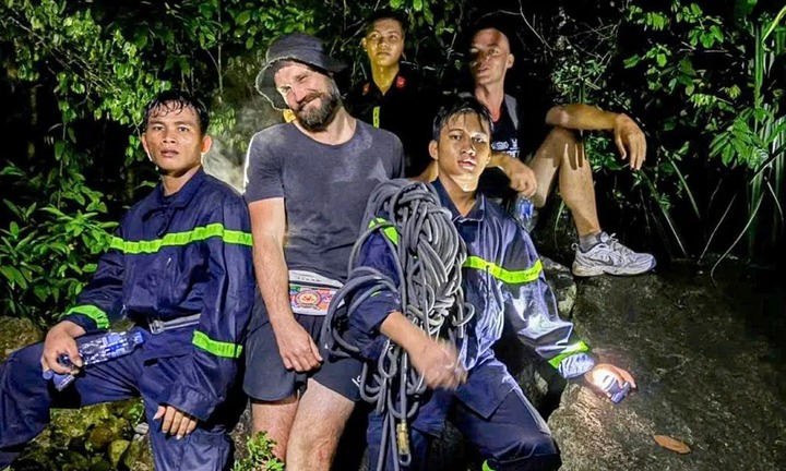 Giải cứu 2 du khách Nga bị hoảng loạn, mất phương hướng khi leo núi Cô Tiên