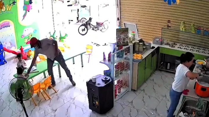 Bắt đối tượng giả vờ mua cháo rồi giật điện thoại của bé gái 3 tuổi ở TP.HCM