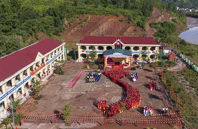 Tin tức giáo dục nổi bật 24h: Học sinh xếp hình bản đồ Việt Nam, ăn phở “0 đồng” đón khai giảng