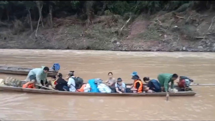 Thót tim cảnh học sinh Nghệ An vật lộn vượt sông dữ, ghềnh đá để đến trường ngày khai giảng