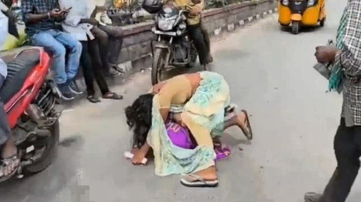 2 người phụ nữ túm tóc, lao vào đánh nhau dữ dội giữa đường: Nguyên nhân khiến ai cũng lắc đầu