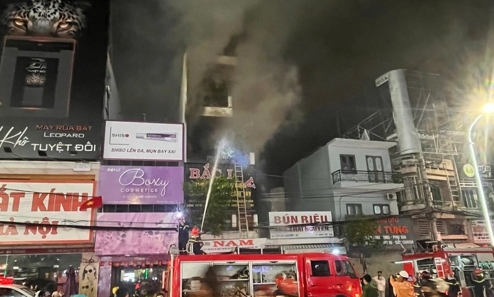 Hiện trường vụ cháy nhà 3 tầng tại trung tâm Nha Trang, cảnh sát phá cửa dập lửa