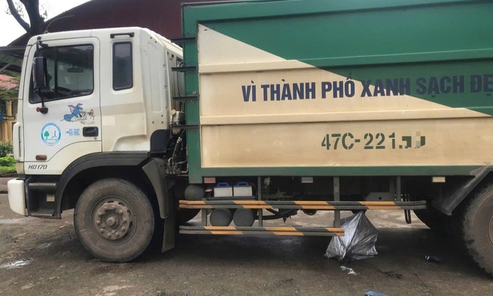 Thương tâm: Xe thu gom rác tông tử vong học sinh lớp 6 trong khuôn viên trường nội trú