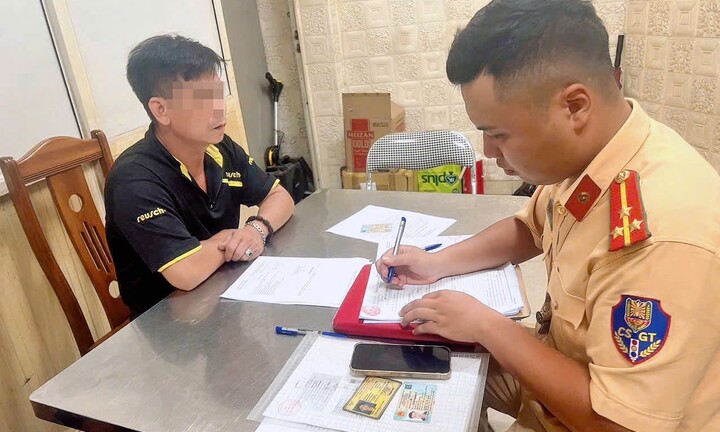 Hà Nội: Xử phạt tài xế xe tải để dầu diesel tràn xuống đường Lê Quang Đạo kéo dài