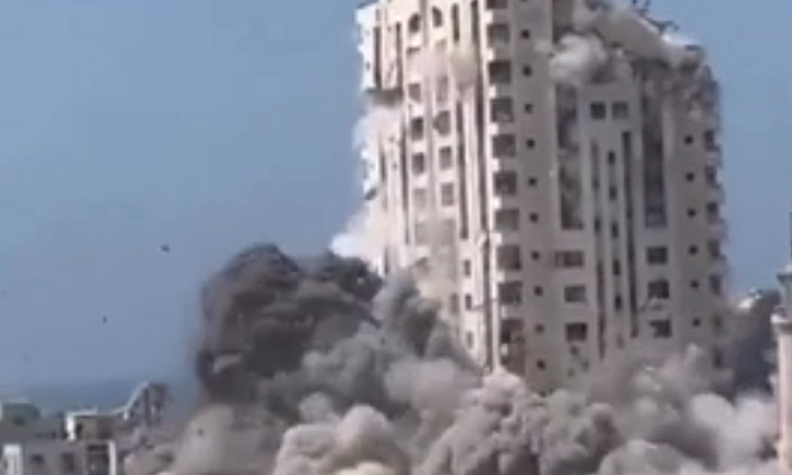 Cận cảnh tòa Mushtaha đổ sụp, bụi tung mùi mịt sau đòn tập kích của Israel ở Gaza City 