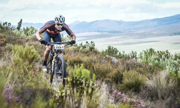 Vì sao HLV PSG Luis Enrique bị gãy xương đòn?