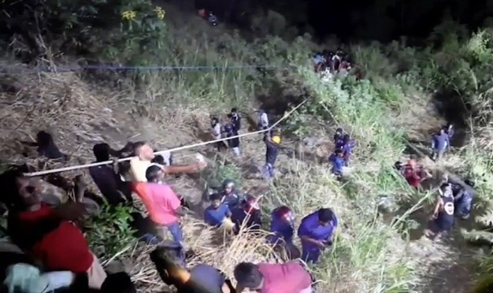Clip: Hiện trường thương tâm xe buýt lao xuống vực khiến 15 người tử vong