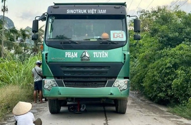 Hải Phòng: Hai cháu nhỏ bị ô tô tải tông tử vong khi đi xe đạp 3 bánh trên đường