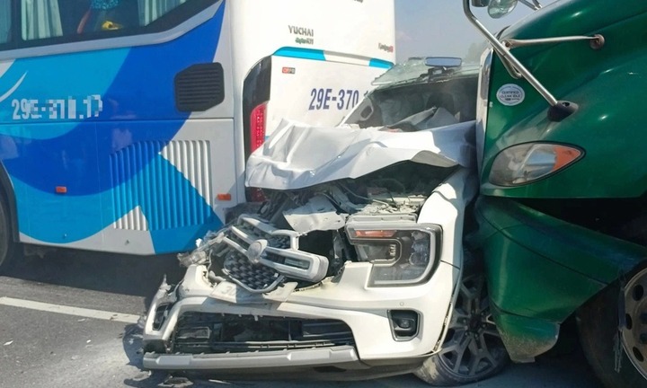 Hiện trường tai nạn liên hoàn giữa 5 ô tô trên cao tốc Cao Bồ - Mai Sơn