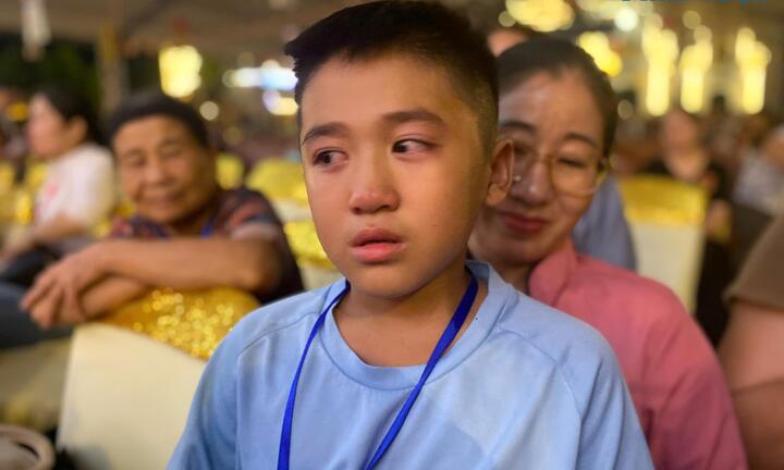 Cậu bé 11 tuổi nghẹn ngào xin lỗi mẹ trong lễ Vu Lan vì cãi mẹ