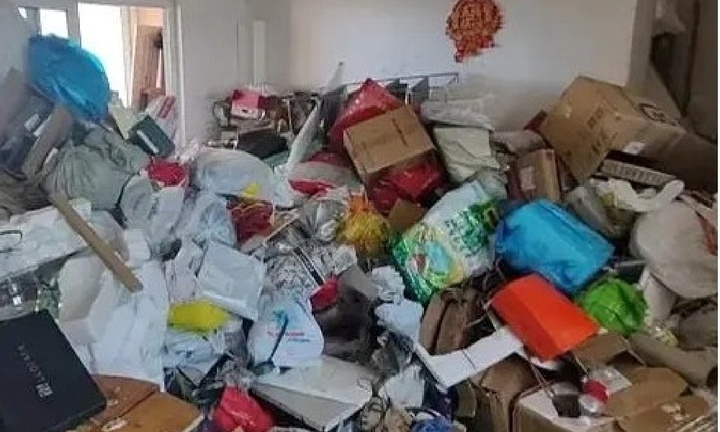 Bỏ tiền thuê 2 căn hộ để tích trữ 30 tấn rác, bà lão gây náo loạn cả khu dân cư