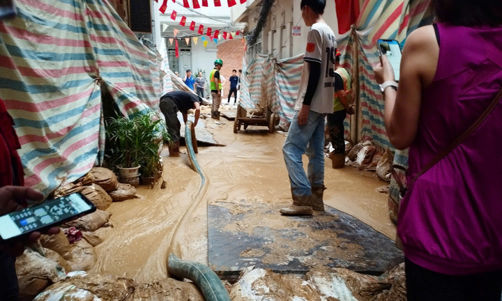 Bùn thải tiếp tục phun trào trên phố Giang Văn Minh, Hà Nội