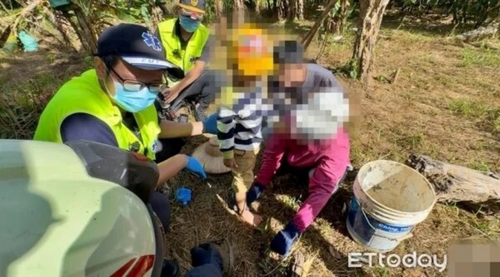 Ra đồng cùng chú, bé trai 5 tuổi mắc kẹt trong bẫy lợn rừng do chính ông nội đặt