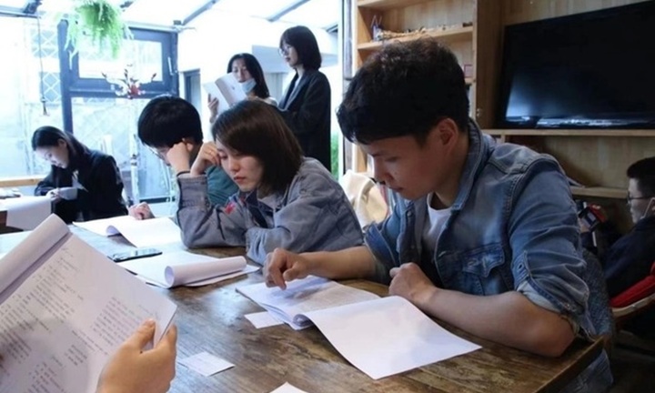 Bị sếp mắng vì sửa báo cáo chậm lúc 7h sáng Chủ Nhật, nữ thạc sĩ nghỉ việc, về quê bán hoa