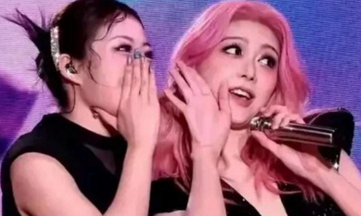 Nữ ca sĩ khiến khán giả ngượng chín mặt vì không mặc đồ bảo hộ trên sân khấu