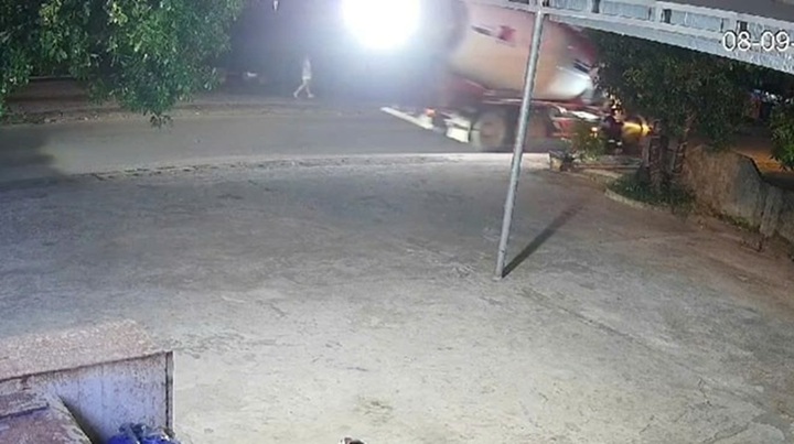Vụ xe bồn va chạm xe máy chở 3 mẹ con, bé gái 8 tuổi tử vong: Camera ghi lại khoảnh khắc thương tâm