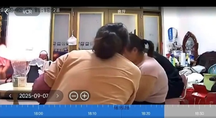 Clip: Điện thoại bất ngờ phát nổ khi đang xem video, bé trai bị bỏng nặng